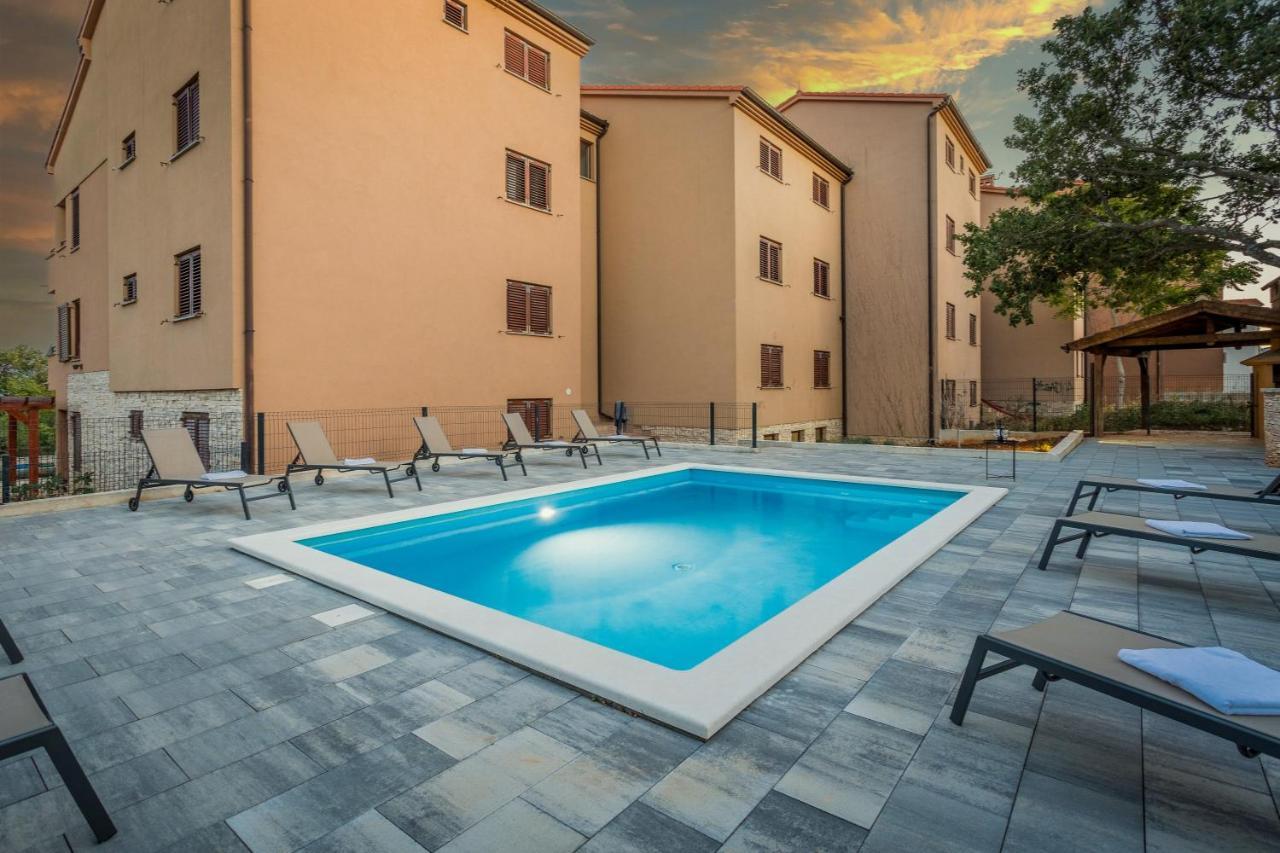 Apartments Cesare With Shared Pool Ližnjan Eksteriør bilde